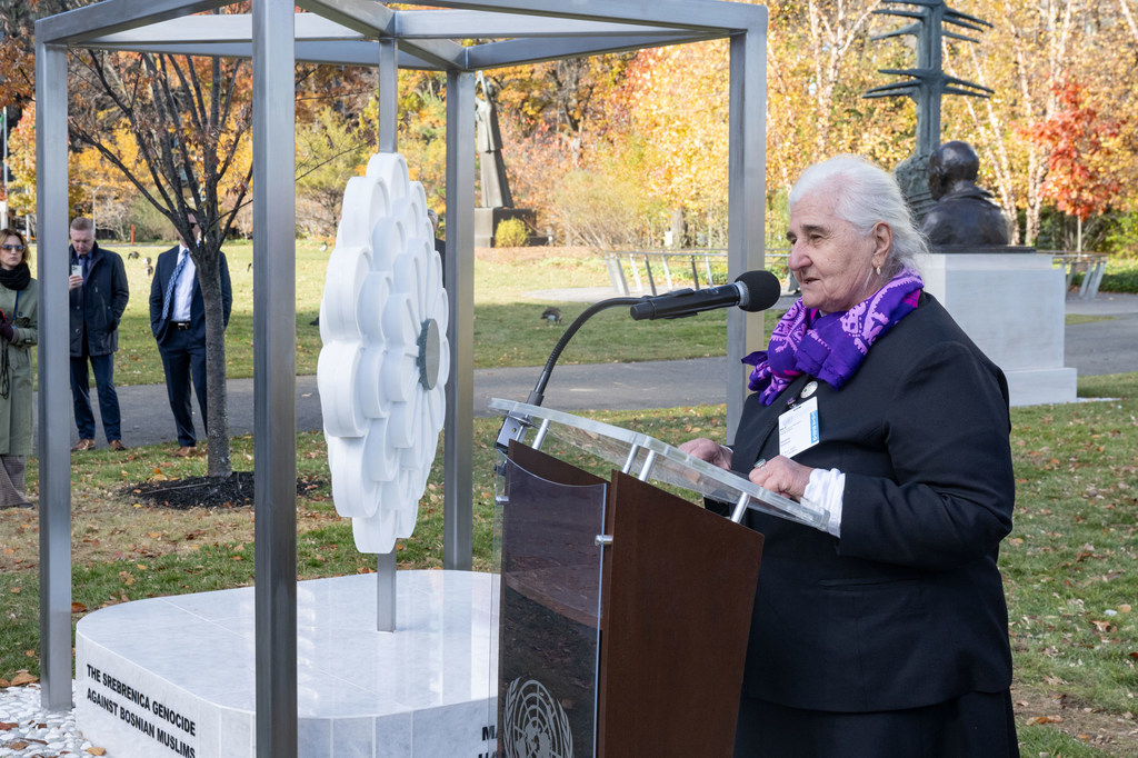 Cérémonie d'inauguration de « La Fleur de Srebrenica », un mémorial en hommage aux victimes du génocide de Srebrenica, en 1995, en Bosnie-Herzégovine.